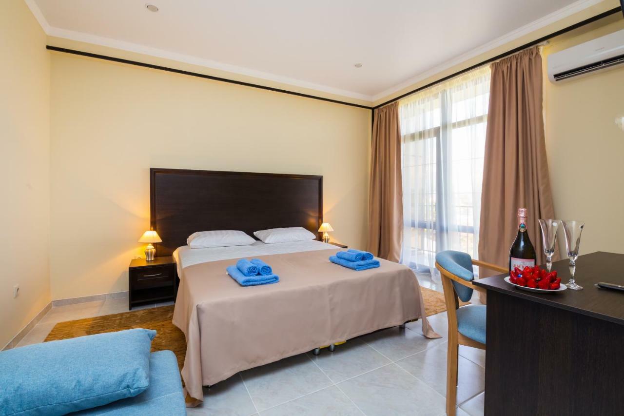 Bmg Hotel Сухуми Екстериор снимка