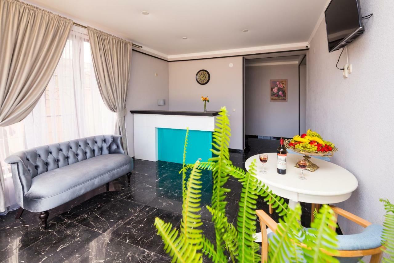 Bmg Hotel Сухуми Екстериор снимка