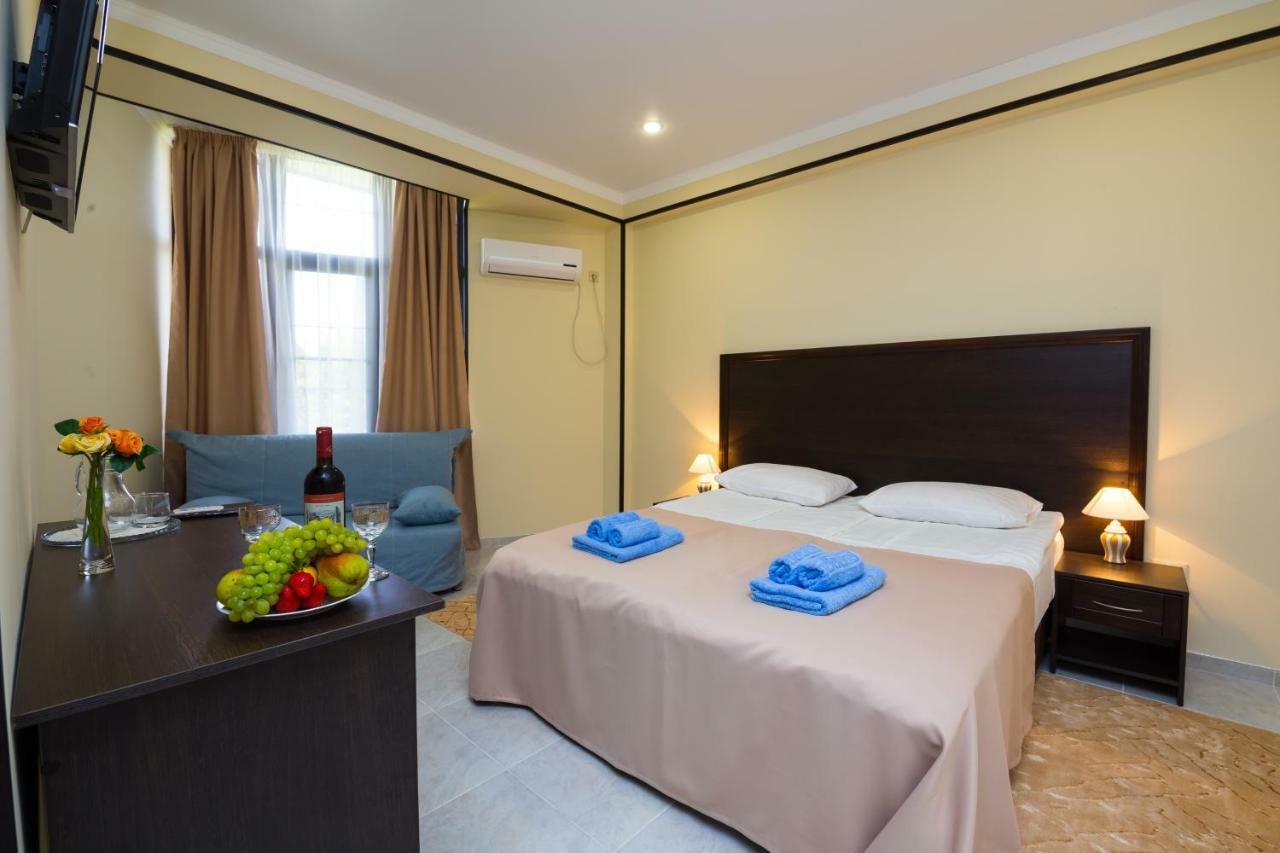 Bmg Hotel Сухуми Екстериор снимка
