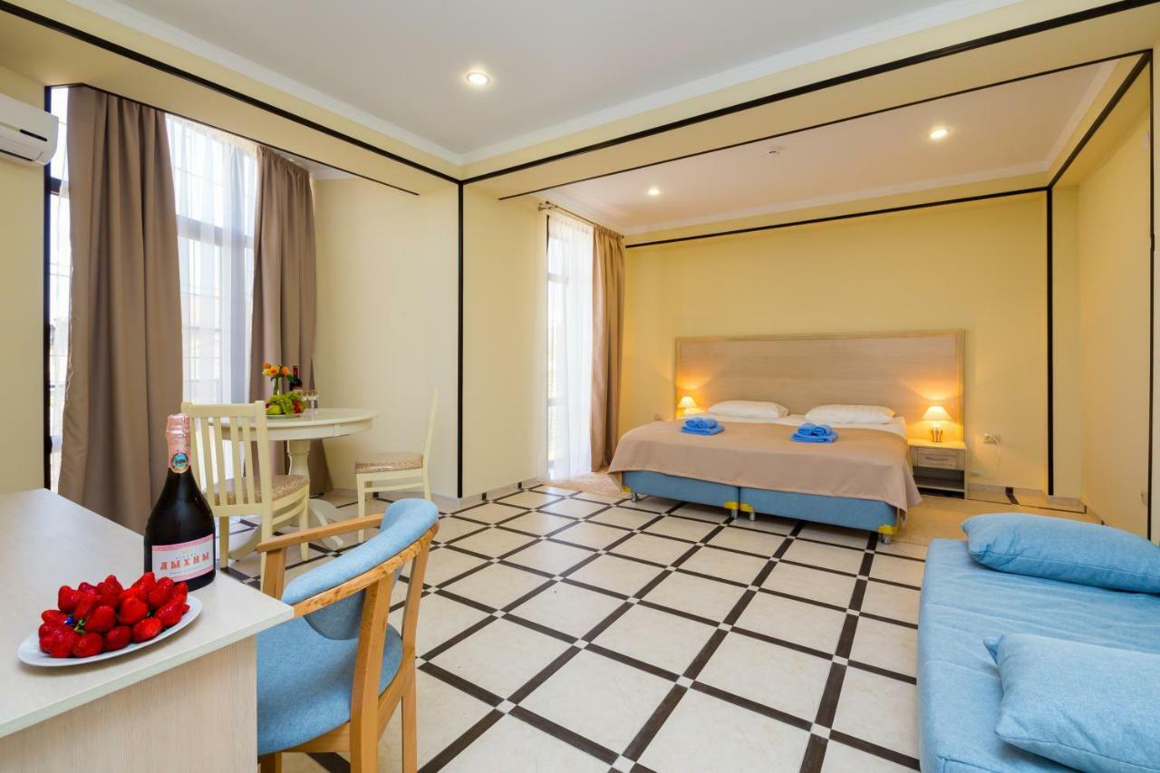 Bmg Hotel Сухуми Екстериор снимка