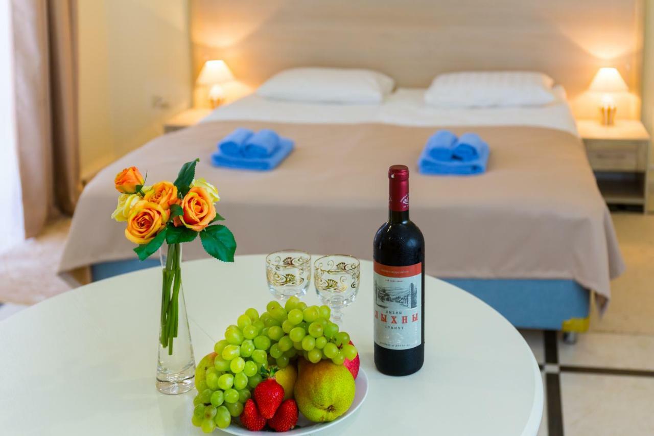 Bmg Hotel Сухуми Екстериор снимка