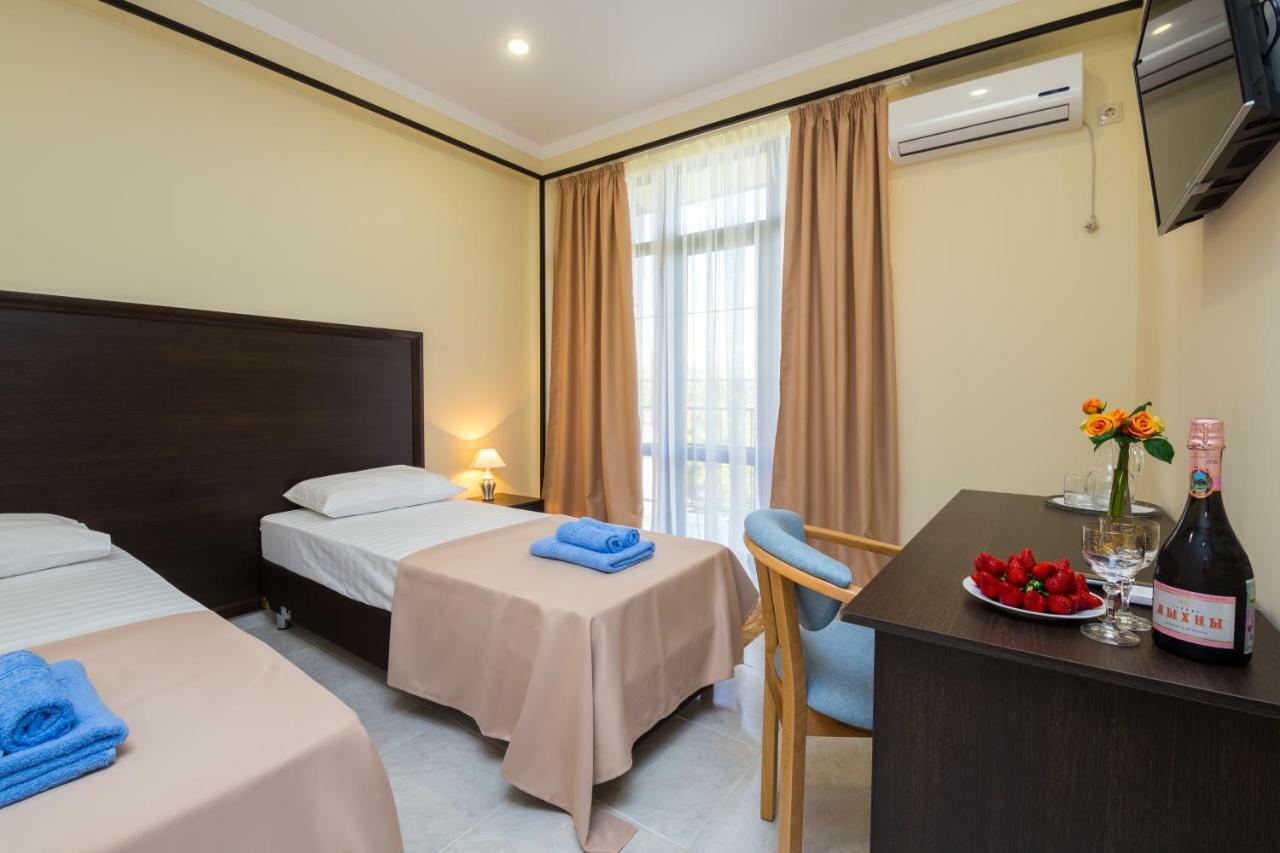 Bmg Hotel Сухуми Екстериор снимка