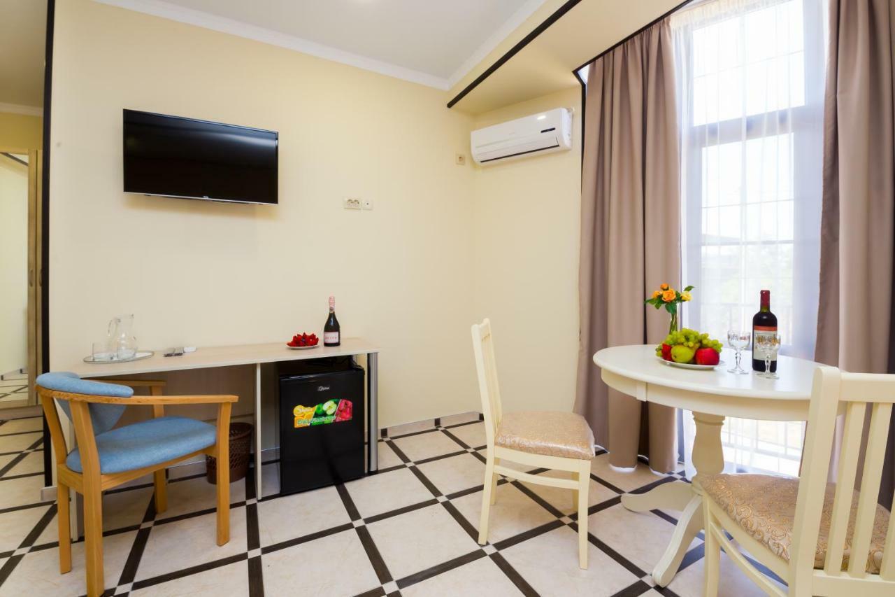 Bmg Hotel Сухуми Екстериор снимка