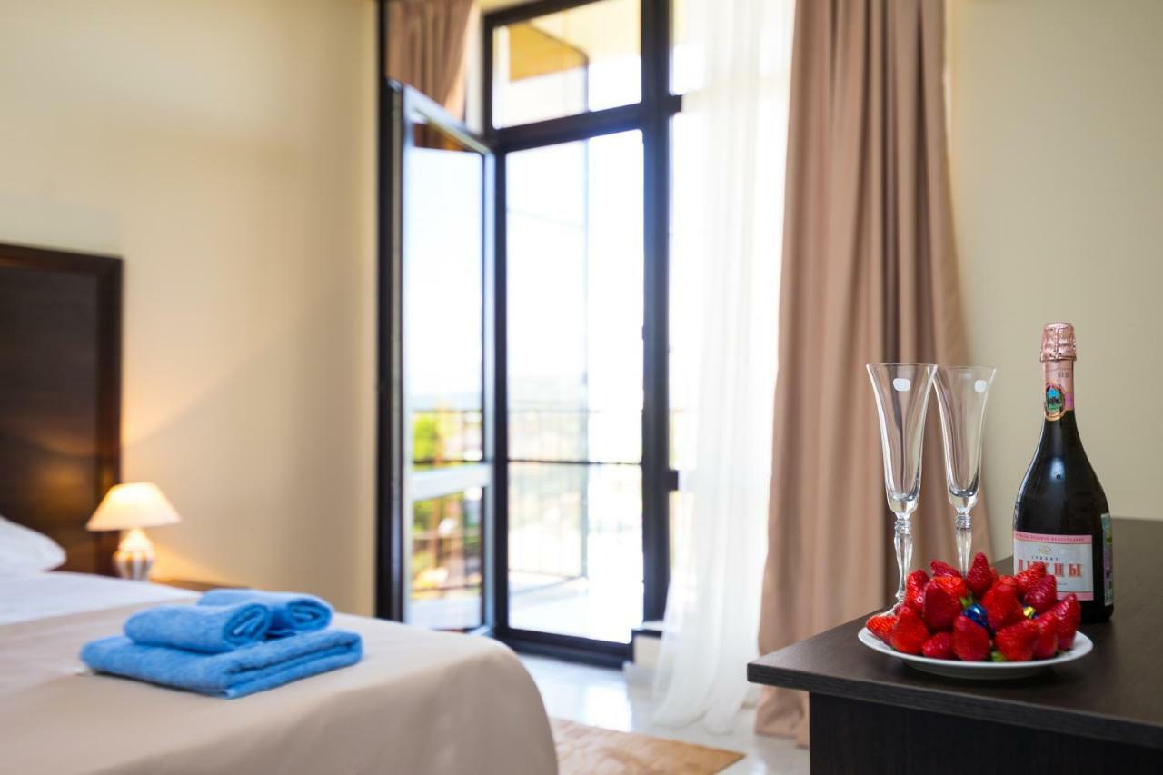 Bmg Hotel Сухуми Екстериор снимка